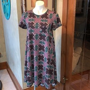 Comfortable LulaRoe Carly Hi Low dress violet/green pattern short sleeve size S